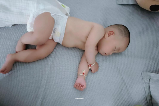 招远三个月宝宝抬头不稳